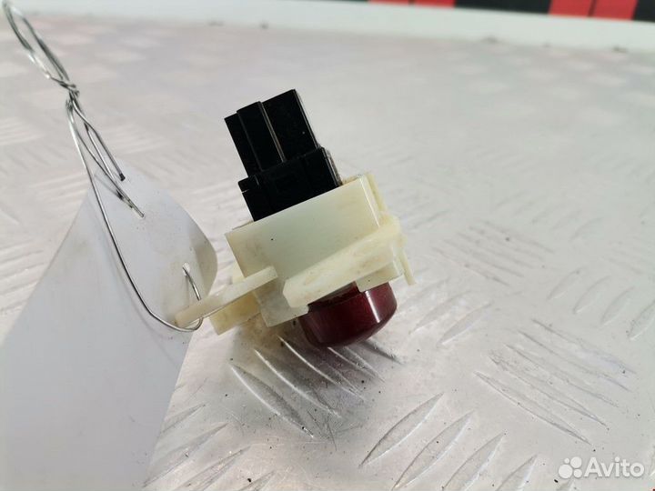 Кнопка аварийной сигнализации Mitsubishi L200