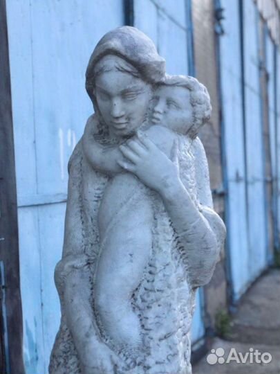 Статуя из белого натурального мрамора