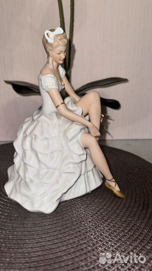 Статуэтка фарфор балерина поправляющая пуанты