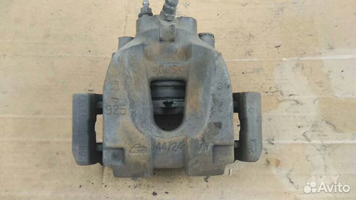 Суппорт тормозной задний левый Bmw 7-Series F02