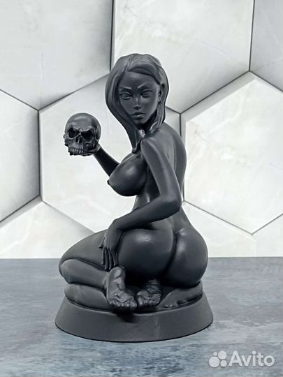 Статуэтка девушки с черепом
