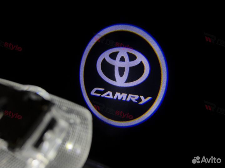 Проекция логотипа Toyota Camry на двери Тип 3