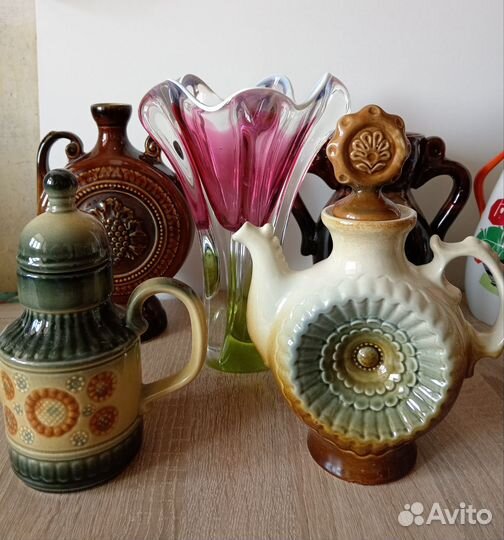 Вазы из цветного стекла чайники бутыли