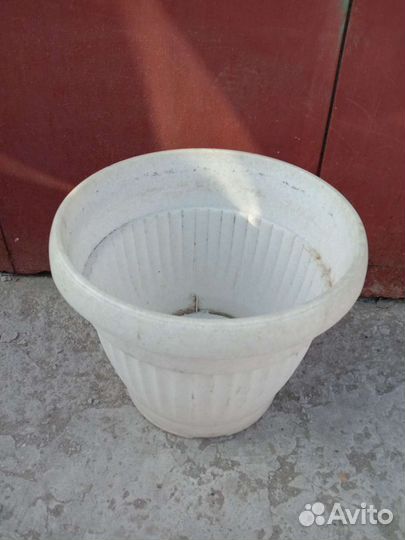 Большой цветочный горшок