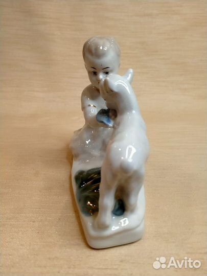Статуэтка Девочка с козлёнком Старая Гжель