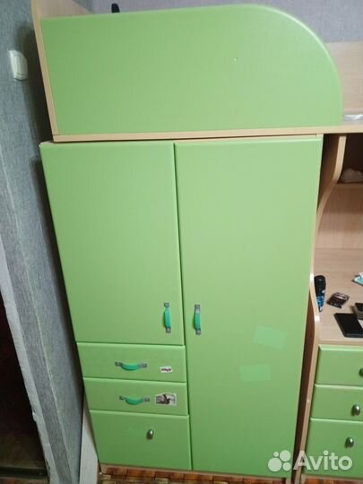 Детский уголок с кроватью и столом