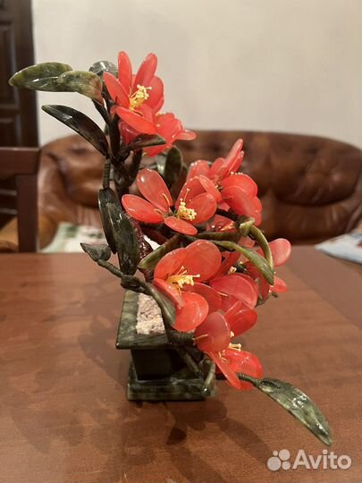 Дерево с цветами из натурального камня