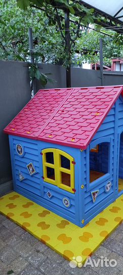 Детский игровой пластиковый домик с ковриком