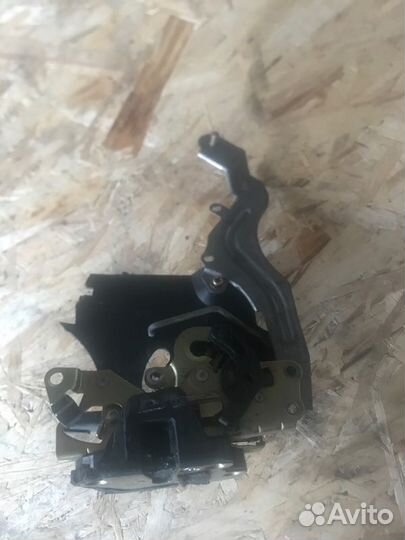 Замок двери задний левый Toyota Mark 2 GX100