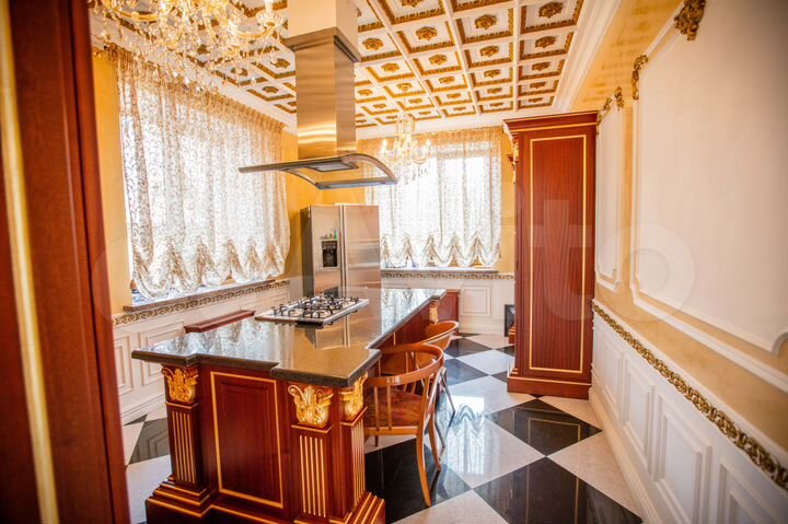 Дом 696 м² на участке 13 сот.