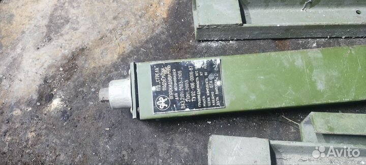 Подъемник опрокидыватель