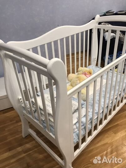 Детская кроватка с маятником и ящиком