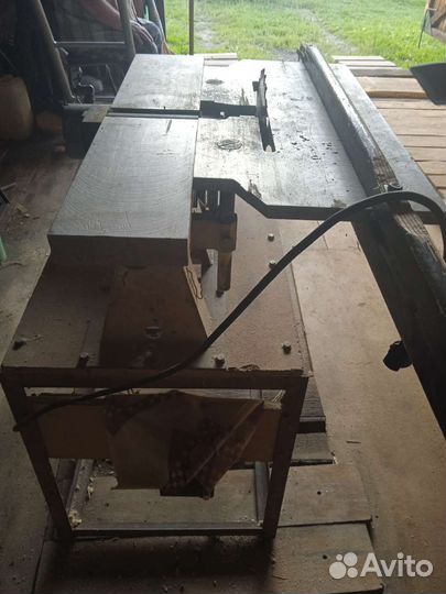 Дерево-обрабатывающий станок