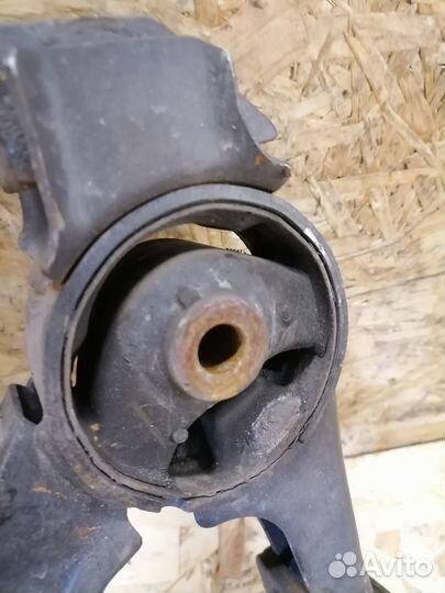 Подушка двигателя задняя Toyota Avensis T251