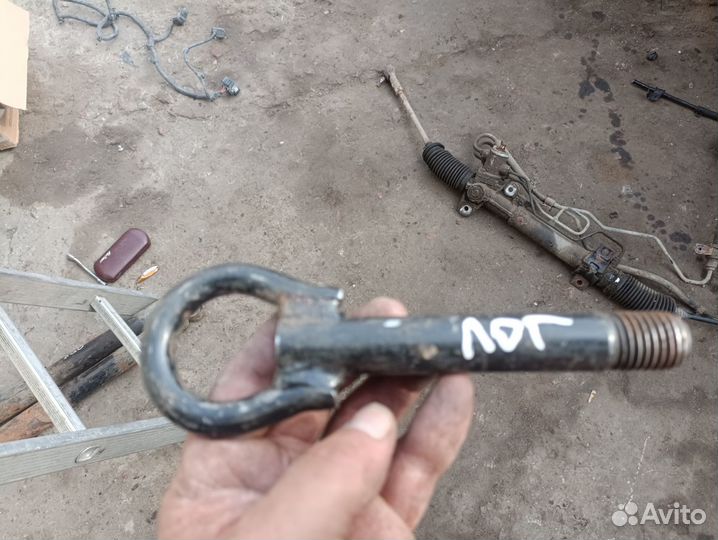 Буксировочный крюк Renault Logan