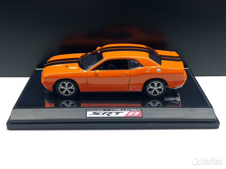 1:43 Dodge Challenger SRT-8