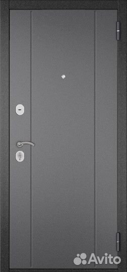 Дверь в квартиру с зеркалом