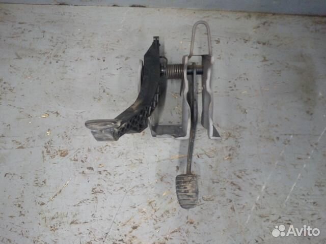 Педали сцепления и тормоза Renault Logan 1 (2005-2