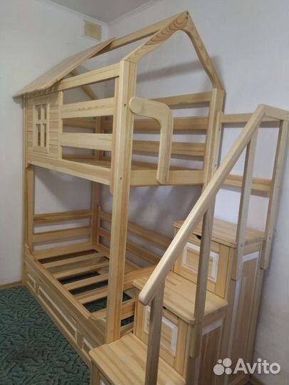 Кровать двухъярусная домик