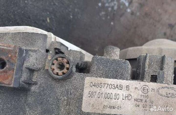 Фара левая евро Chrysler Voyager IV 01-04