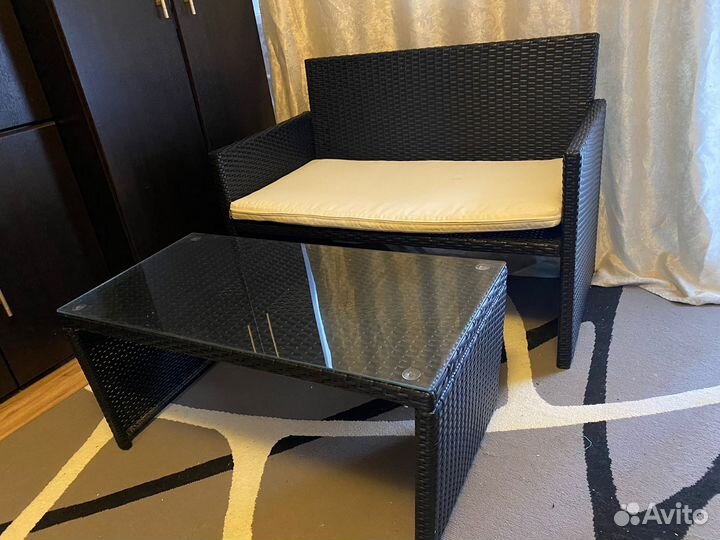 Плетеная мебель (лавочка и стол)