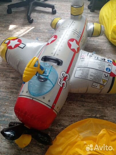 Круг для купания и надувной самолёт