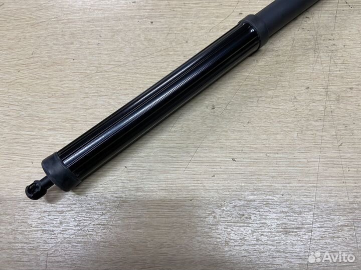 Амортизатор крышки багажника правый Toyota Rav4 50