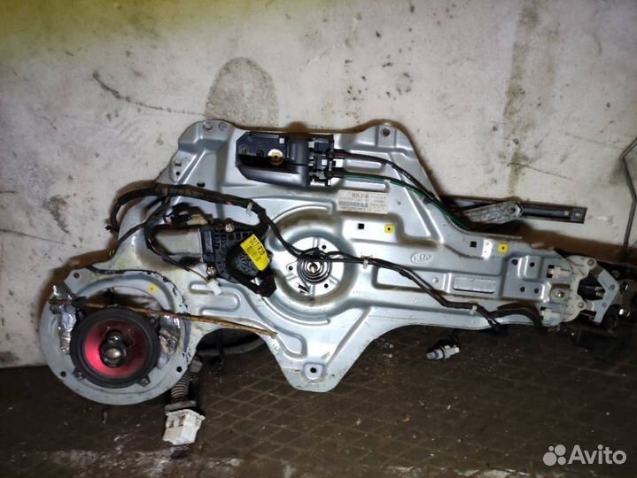 Стеклоподъемник передний правый Kia Cerato 1