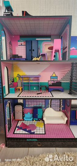 Кукольный домик с мебелью и куклами