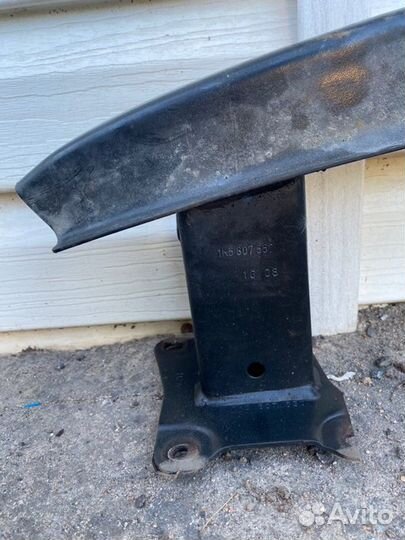 Усилитель бампера задний Volkswagen Jetta5 седан