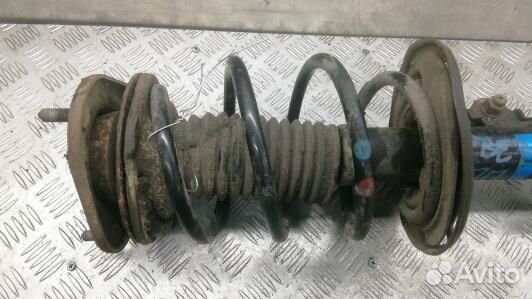 Стойка передняя правая toyota auris E150 (PBE07N50