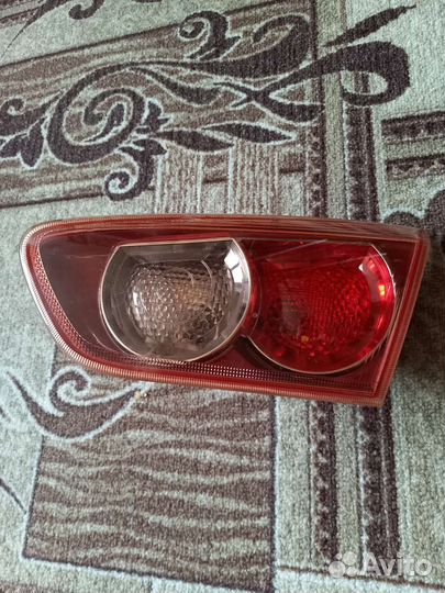 Правая внутренняя фара на крышку багажника
