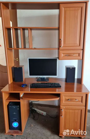 Компьютерный стол и компьютер