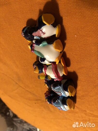 Фигурки пингвинов одной серии киндер