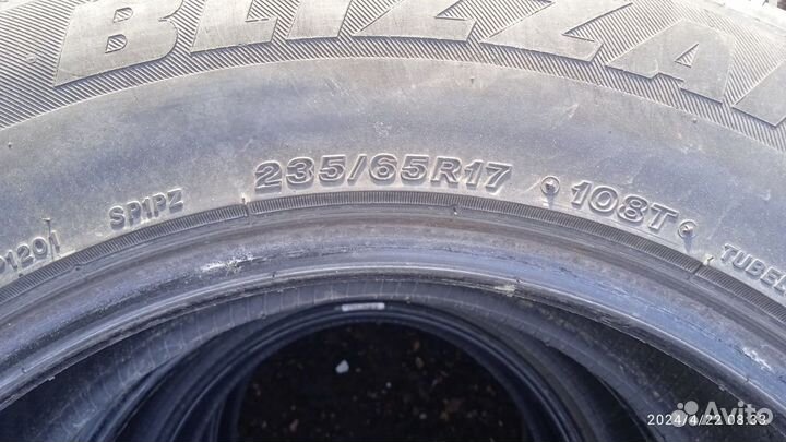 Bridgestone Blizzak Spike-01 235/65 R17 108T