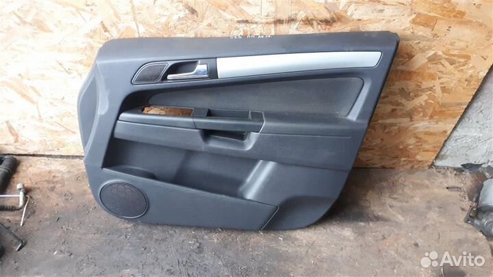 Обшивка двери передней правой Opel Zafira B 2005