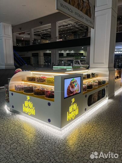 Продавец в магазин сладостей