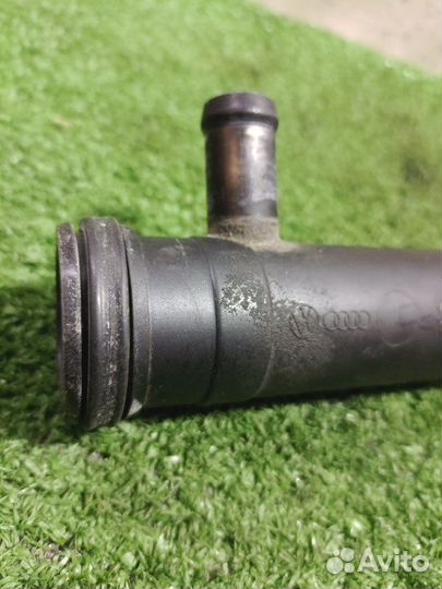 Патрубок системы охлаждения Volkswagen Golf 5