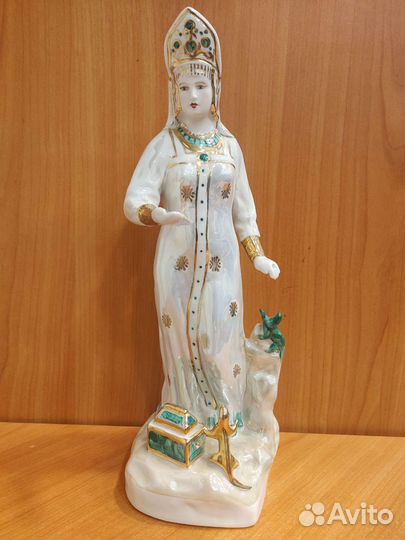 Статуэтка фарфоровая 