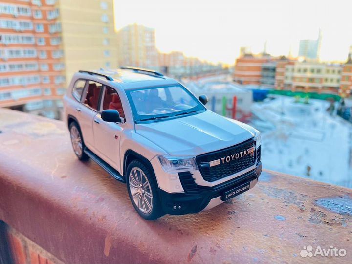 Модель металлическая Toyota Land Cruiser 300 Белый