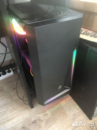 Игровой компьютер с монитором и клавиатурой