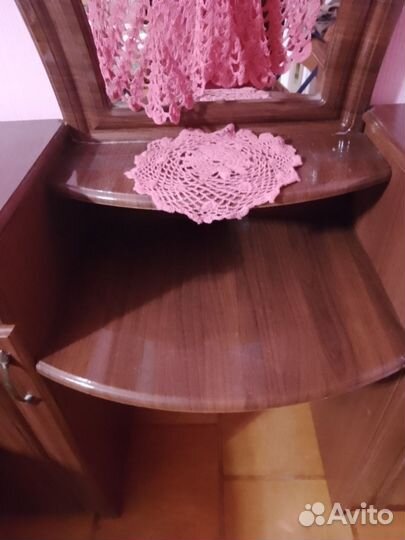 Туалетный столик с зеркалом