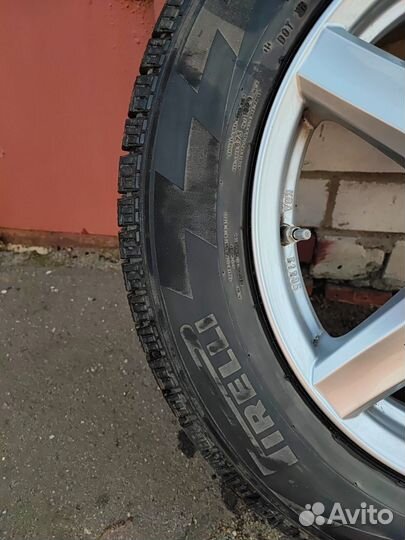 Pirelli Ice Zero FR 215/65 R17