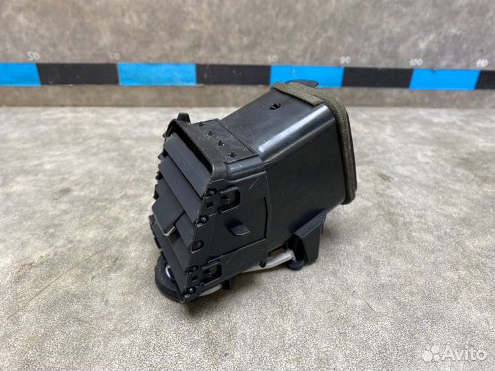 Дефлектор воздуховода правый Toyota Corolla E140