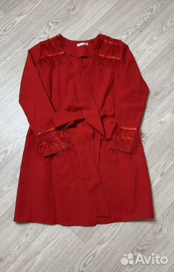 Платье на запах с перьями