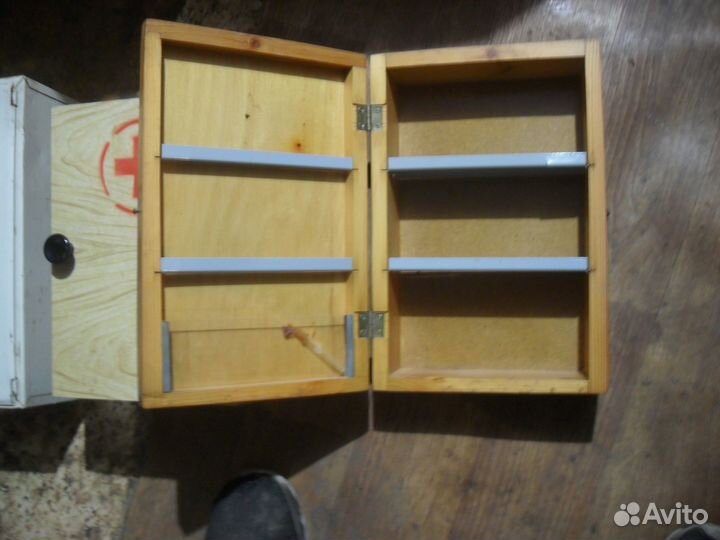 Настенный шкафчик для аптеки