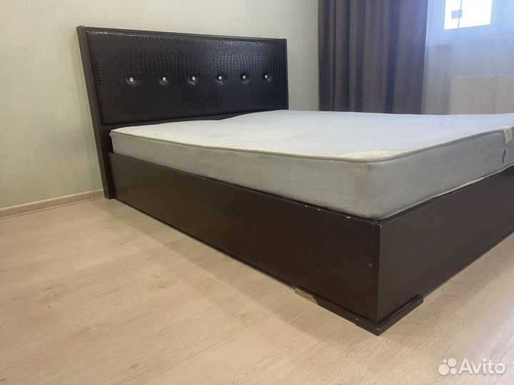 Кровать с матрацем