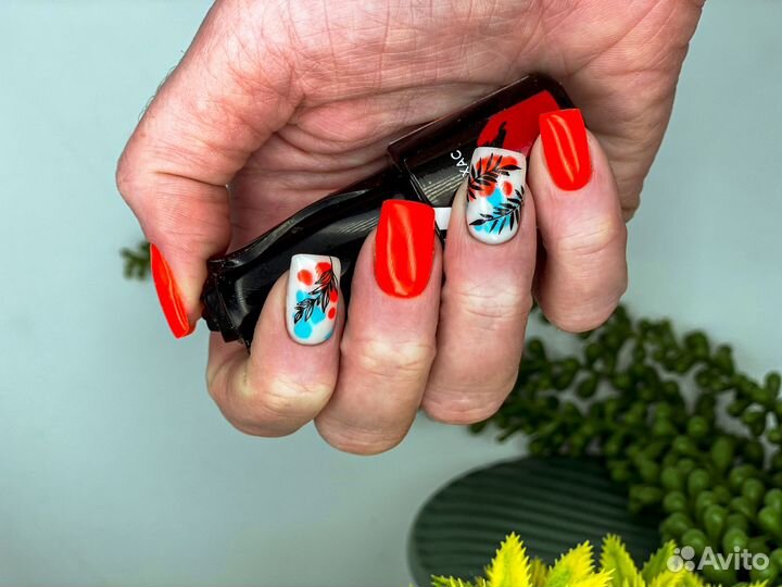 Маникюр с покрытием и дизайном