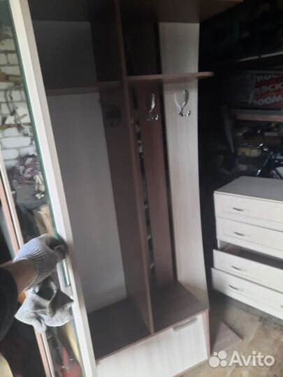 Прихожая со шкафом и зеркалом бу