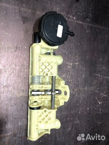 Механизм складывания подголовника задний